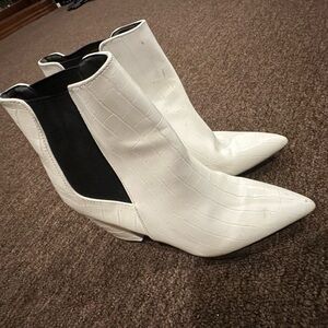 EUC! Cupido Elegant White Croc-Embossed Women's Boots 7